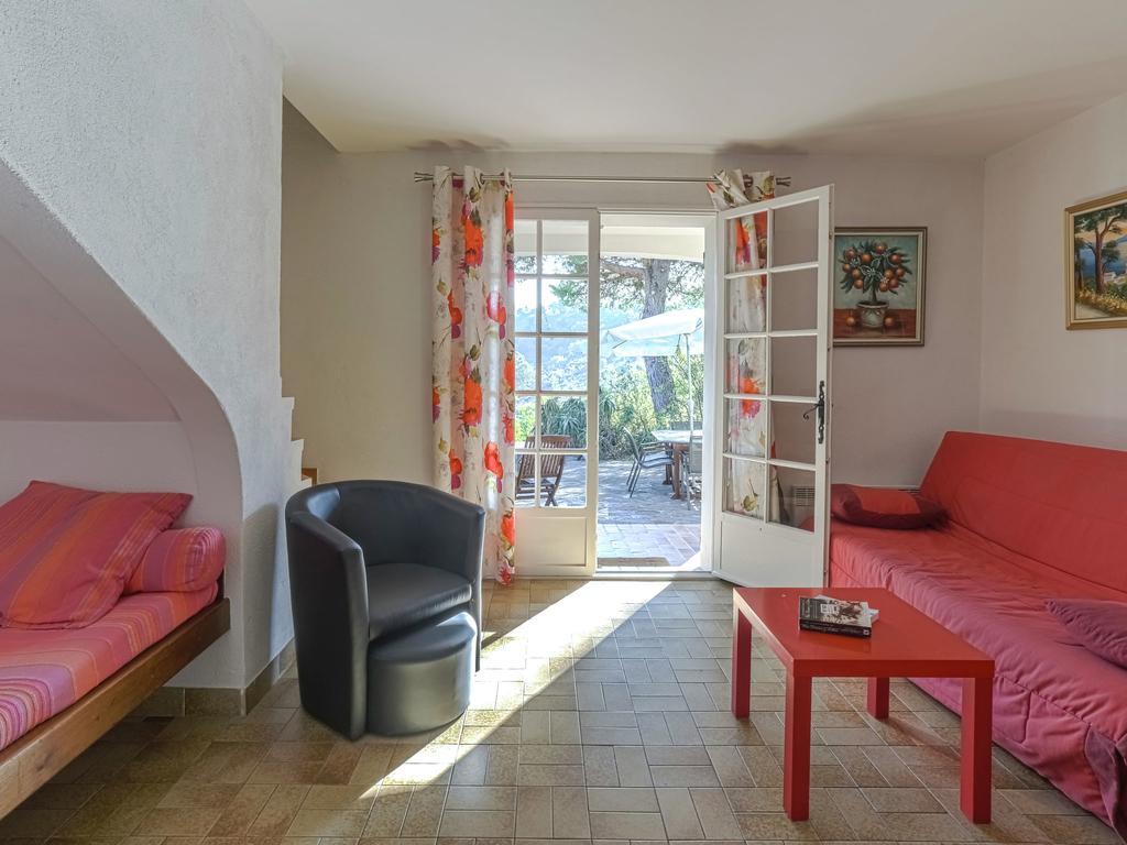 Snug Holiday Home In Bormes Les Mimosas With Pool Dış mekan fotoğraf
